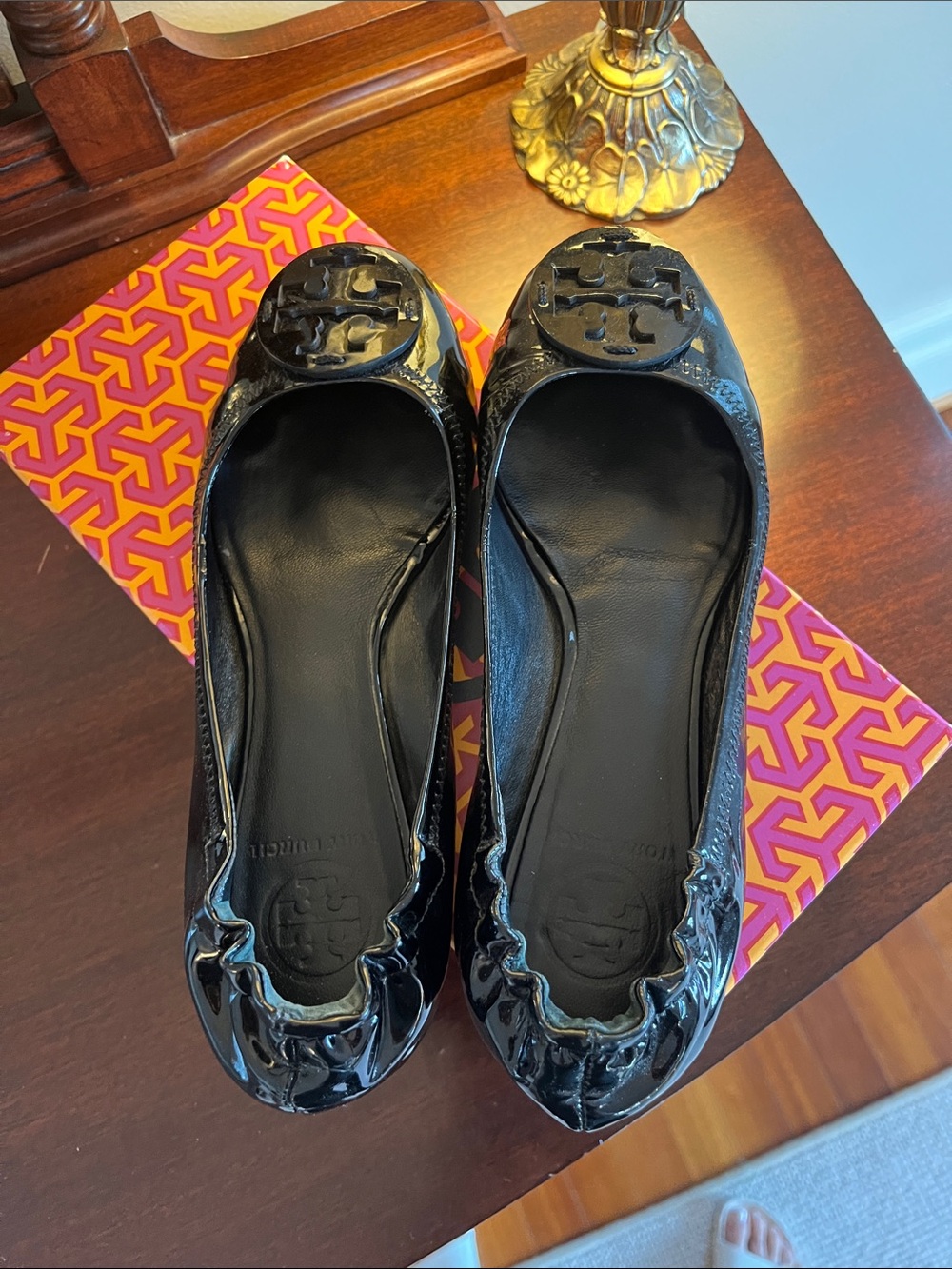 Tory Burch Black Patent Logo Ballet Flats - Picture 4 of 4